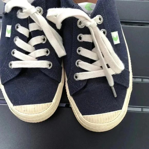 Cariuma low top blue canvas sneakers.  Size 7.5 - Picture 2 of 9